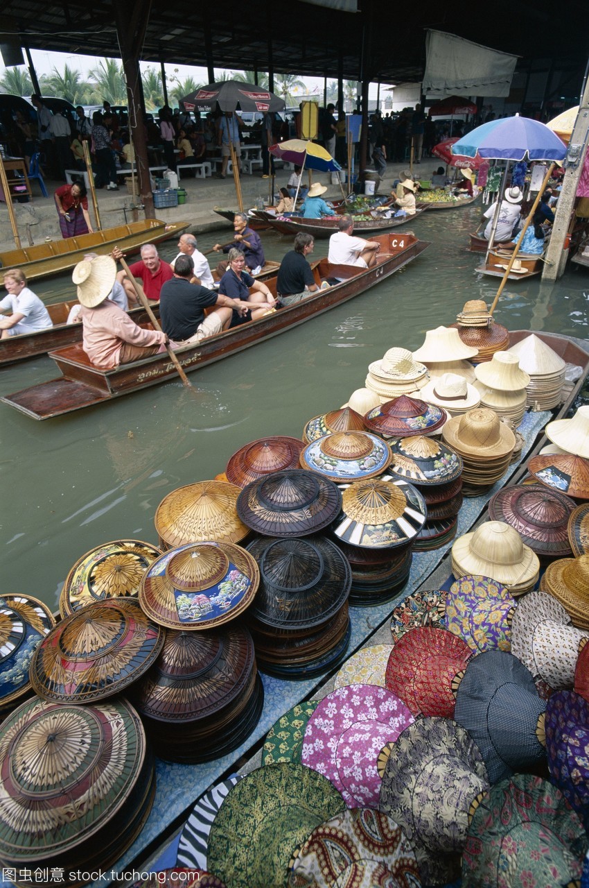 泰国,曼谷,damnoensaduak/水上市场/游客在运河船旅游/纪念品产品